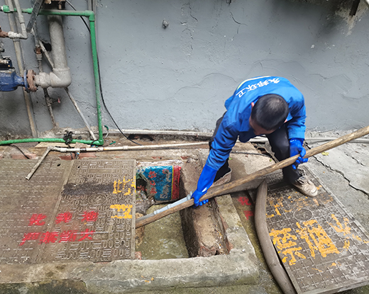 园林办事处清掏化粪池
